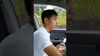 パパの車のウィンドウ磨き　お酢