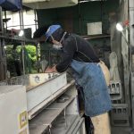 高所作業車の塗装前の研摩作業、磨き作業を慎重に行ないます。エアサンダー、ダブルアクションなどを使用して研磨していきます。塗装・整備TRUCK123大阪 中古トラック販売