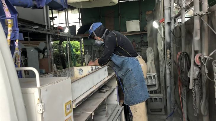 高所作業車の塗装前の研摩作業、磨き作業を慎重に行ないます。エアサンダー、ダブルアクションなどを使用して研磨していきます。塗装・整備TRUCK123大阪 中古トラック販売