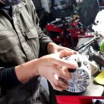 【軽トラの整備中&ライト磨きコーティング】社長好みのマニュアル車・エッセご来店(^^♪クリッパートラックのパーツ交換(#^^#)