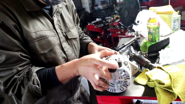 【軽トラの整備中&ライト磨きコーティング】社長好みのマニュアル車・エッセご来店(^^♪クリッパートラックのパーツ交換(#^^#)