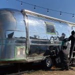 巨大なアルミを磨き続ける男たち