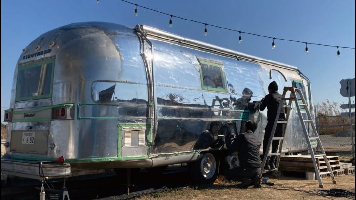 巨大なアルミを磨き続ける男たち