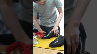 【靴磨き】体重を乗せてワックスに圧をかけまくる [Scotch Grain] #Shorts