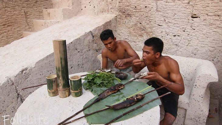 FolkLife: Yummy! Eating delicious fish in underground house