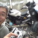 バイク屋の夕方　バルブ磨き　車検へ持っていく車両の整備をしました。　8/17撮影