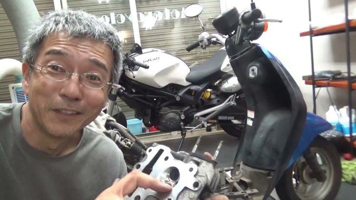 バイク屋の夕方　バルブ磨き　車検へ持っていく車両の整備をしました。　8/17撮影