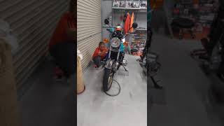姫はバイクを磨き中✨#Shorts