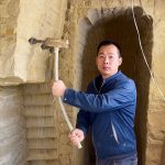 小伙悬崖凿石屋，这种方法最好用，省力节时！