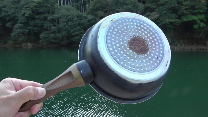 焦げた鍋底を磨きました