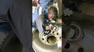 【社長の指導】大型レッカー車のホイール磨き #shorts