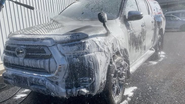 超絶頑固な謎の汚れに包まれたハイラックスを洗車した。