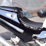 【ウルフ125のレストア⑨】カウルをソリッドブラックで塗装＆磨きました