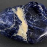 ソーダライト(方曹達石) 原石 磨き 305g / Sodalite