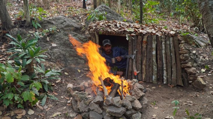 4DAy BUSHCRAFT Solo Build Dugout Rock House,[Start To Finish]