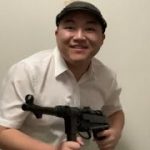 銃弾で靴磨きをする人