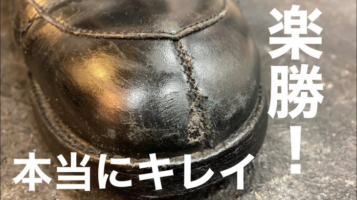 オールデンのつま先のキズなんて朝飯前風の靴磨き屋店主。