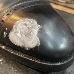 時間ばかりかかり一向に成果が出ない靴磨き屋店主のキズ補修。