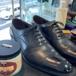 靴磨き屋店主、夏の終わりのイベント一幕。革靴、スニーカー珍しく磨いてるよ〜