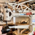 夏の終わりの蝉時雨の中「八方ミシン」を使って靴を修理する。